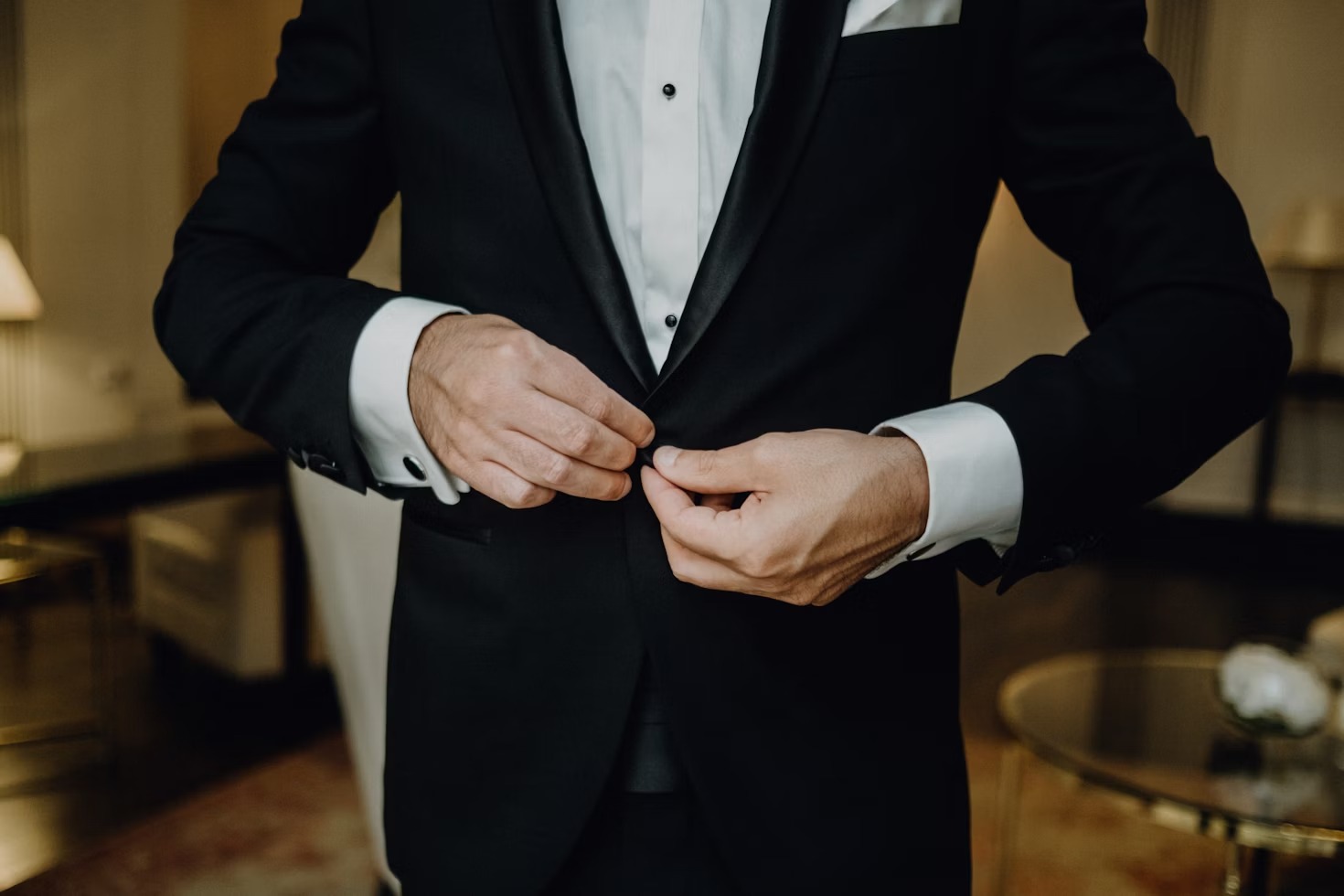 Áo vest chú rể màu đen slimfit sang trọng trong tiệc cưới
